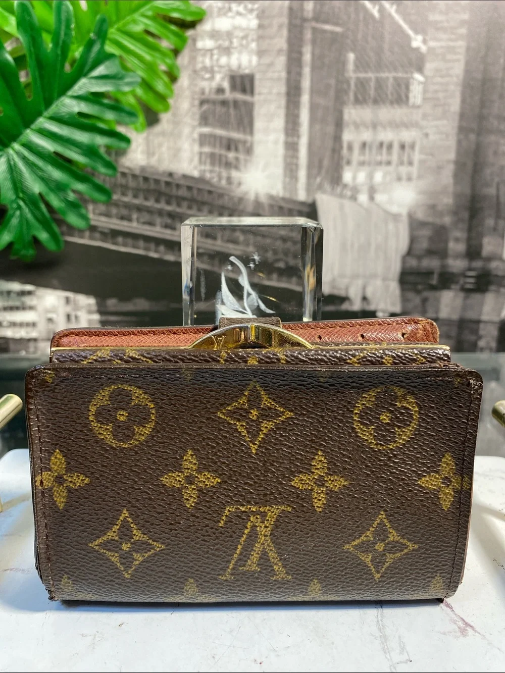 Authentic Louis Vuitton Vintage Monogram Kisslock Wallet - Picture 6 of 15